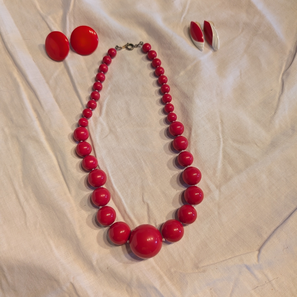 2/20$ Vintage Bold Red Necklace and Earring Set
